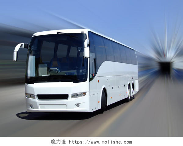 模糊背景路上高速行驶的白色大巴旅游巴士